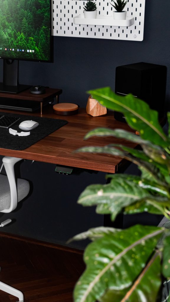 OAKDESK - biurko regulowane elektrycznie z blatem orzech amerykański premium 50