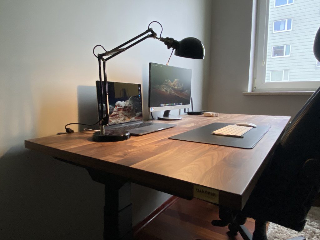 OAKDESK - biurko regulowane elektrycznie z blatem orzech amerykański premium 35